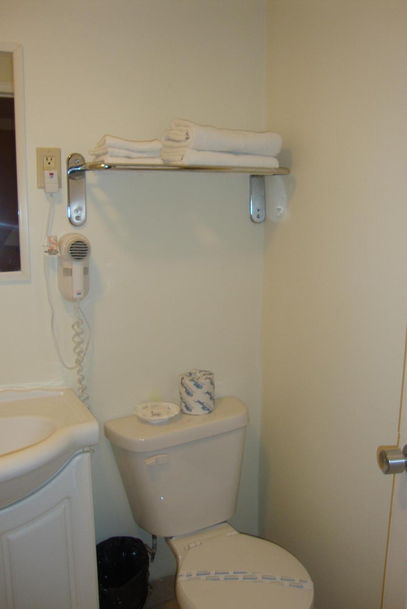 Royal Napanee Inn ナパニー エクステリア 写真