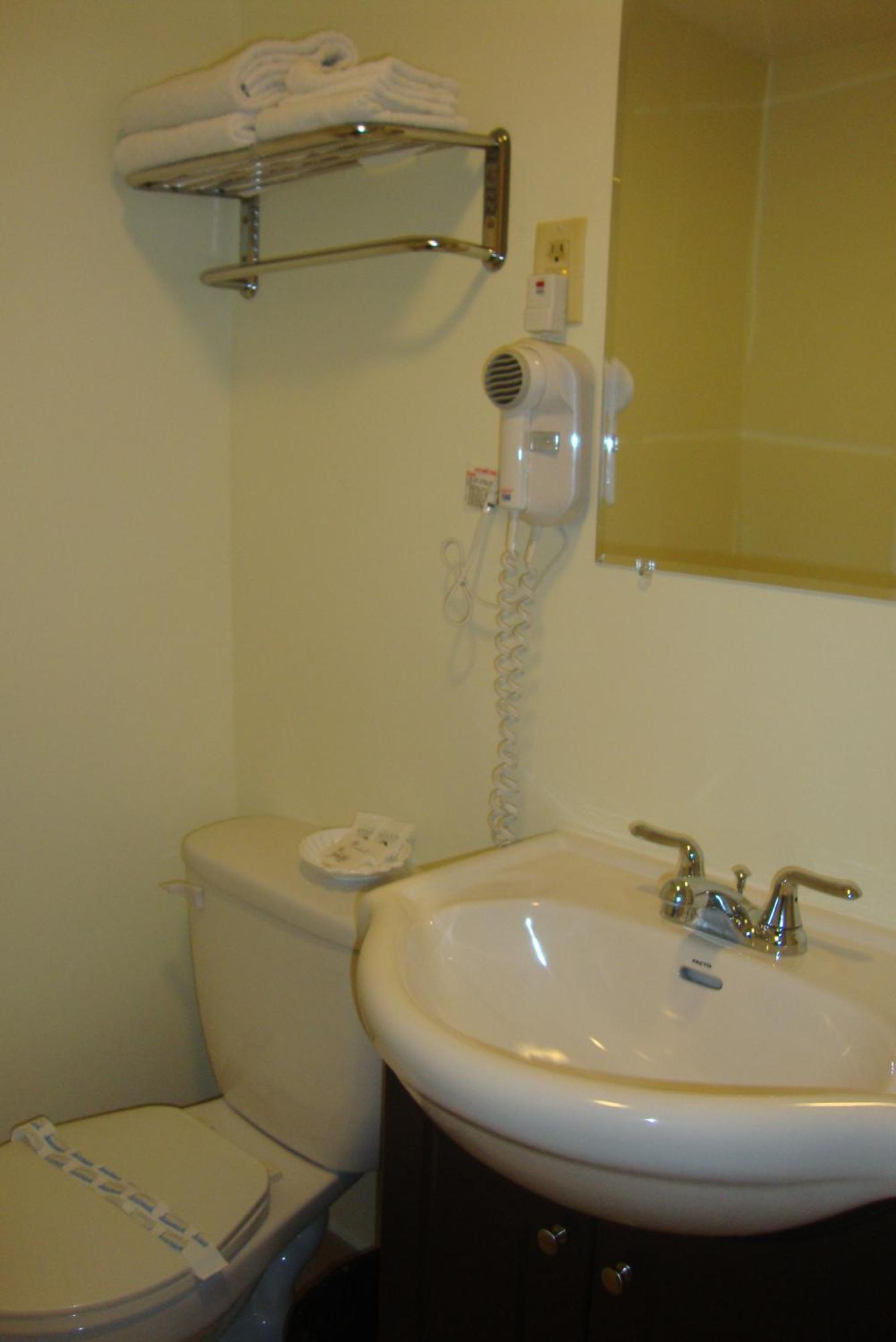 Royal Napanee Inn ナパニー エクステリア 写真