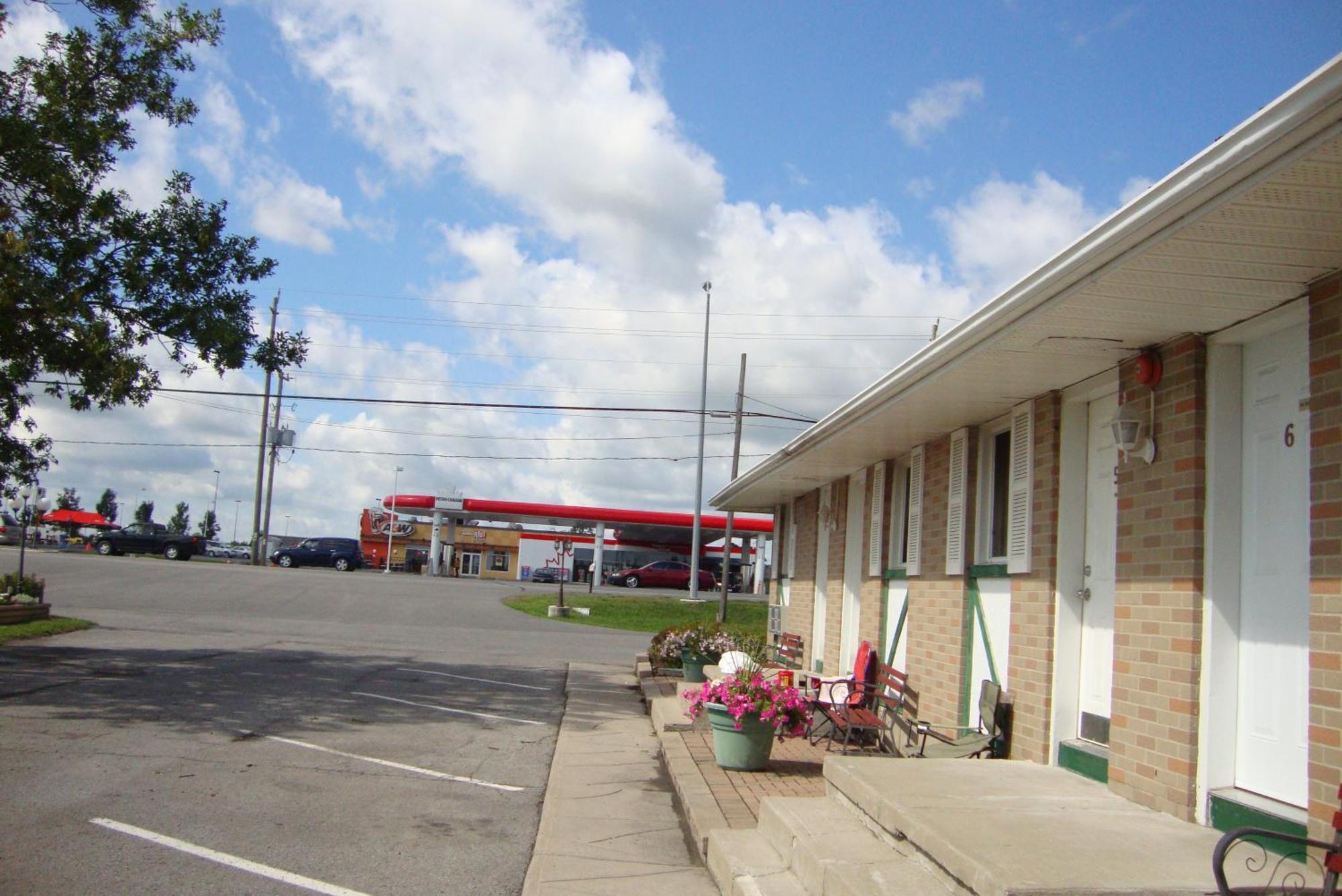 Royal Napanee Inn ナパニー エクステリア 写真