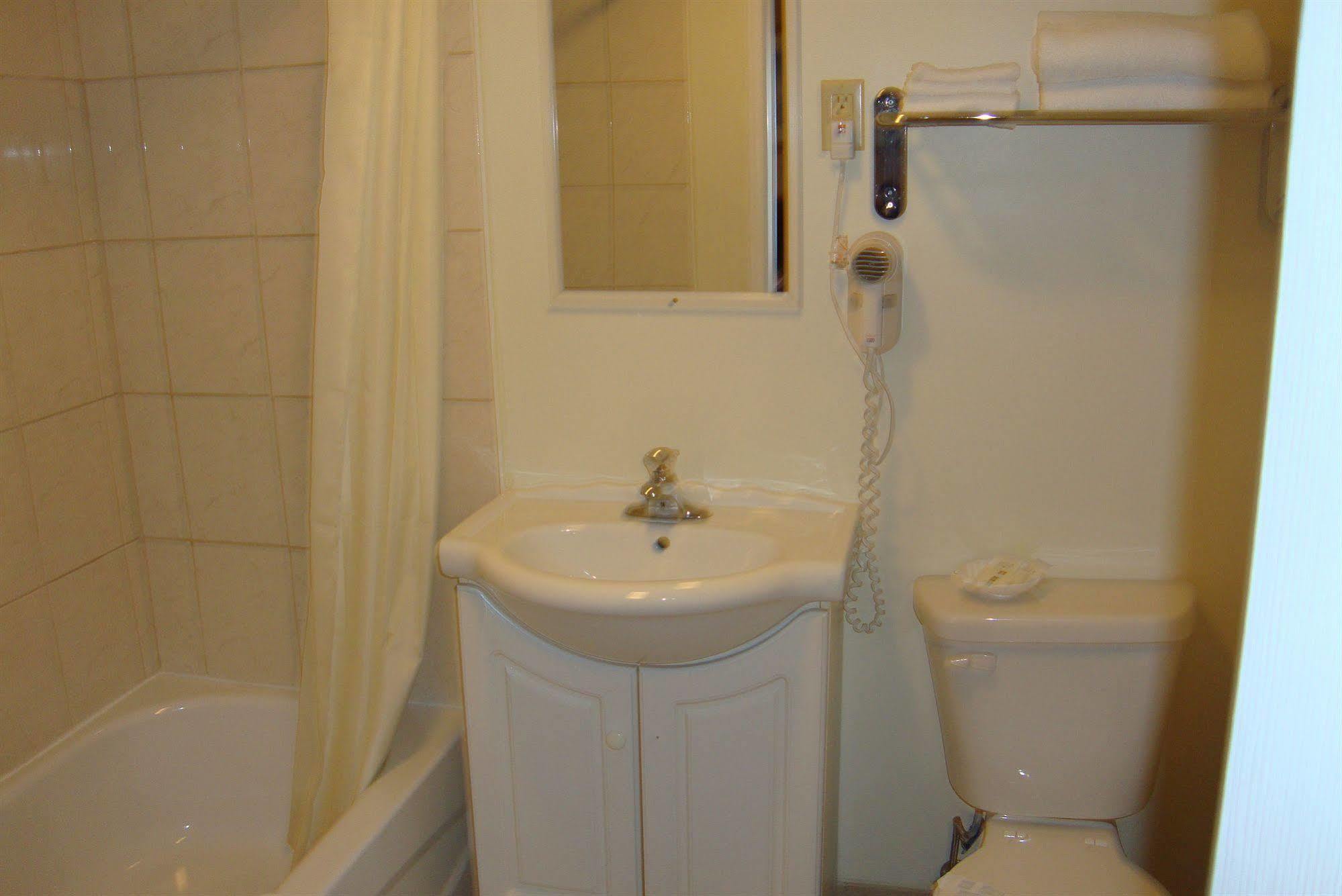 Royal Napanee Inn ナパニー エクステリア 写真