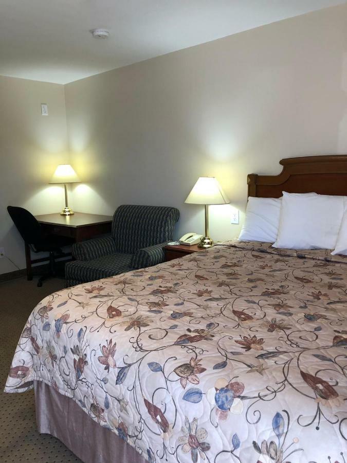 Royal Napanee Inn ナパニー エクステリア 写真